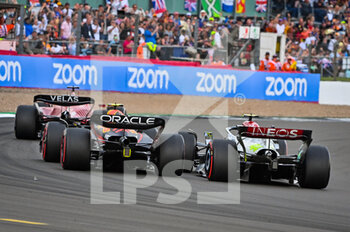 2022-06-30 - 44 HAMILTON Lewis (gbr), Mercedes AMG F1 Team W13, 11 PEREZ Sergio (mex), Red Bull Racing RB18, 16 LECLERC Charles (mco), Scuderia Ferrari F1-75, action during the Formula 1 Lenovo British Grand Prix 2022, 10th round of the 2022 FIA Formula One World Championship, on the Silverstone Circuit, from July 1 to 3, 2022 in Silverstone, United Kingdom - F1 - BRITISH GRAND PRIX 2022 - RACE - FORMULA 1 - MOTORS