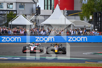 2022-06-30 - 47 SCHUMACHER Mick (ger), Haas F1 Team VF-22 Ferrari, 01 VERSTAPPEN Max (nld), Red Bull Racing RB18, action during the Formula 1 Lenovo British Grand Prix 2022, 10th round of the 2022 FIA Formula One World Championship, on the Silverstone Circuit, from July 1 to 3, 2022 in Silverstone, United Kingdom - F1 - BRITISH GRAND PRIX 2022 - RACE - FORMULA 1 - MOTORS