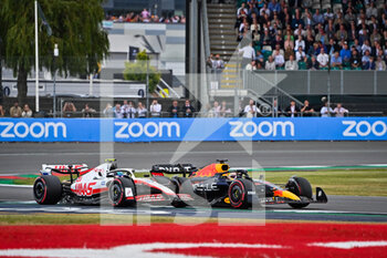 2022-06-30 - 47 SCHUMACHER Mick (ger), Haas F1 Team VF-22 Ferrari, 01 VERSTAPPEN Max (nld), Red Bull Racing RB18, action during the Formula 1 Lenovo British Grand Prix 2022, 10th round of the 2022 FIA Formula One World Championship, on the Silverstone Circuit, from July 1 to 3, 2022 in Silverstone, United Kingdom - F1 - BRITISH GRAND PRIX 2022 - RACE - FORMULA 1 - MOTORS