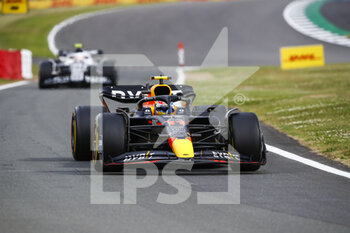 2022-06-30 - 11 PEREZ Sergio (mex), Red Bull Racing RB18, action during the Formula 1 Lenovo British Grand Prix 2022, 10th round of the 2022 FIA Formula One World Championship, on the Silverstone Circuit, from July 1 to 3, 2022 in Silverstone, United Kingdom - F1 - BRITISH GRAND PRIX 2022 - RACE - FORMULA 1 - MOTORS