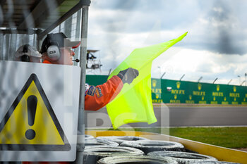 2022-06-30 - Marshal waving yellow flag during the Formula 1 Lenovo British Grand Prix 2022, 10th round of the 2022 FIA Formula One World Championship, on the Silverstone Circuit, from July 1 to 3, 2022 in Silverstone, United Kingdom - F1 - BRITISH GRAND PRIX 2022 - RACE - FORMULA 1 - MOTORS