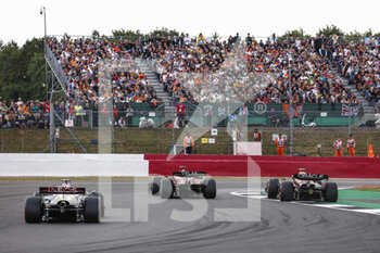 2022-06-30 - 16 LECLERC Charles (mco), Scuderia Ferrari F1-75, action 11 PEREZ Sergio (mex), Red Bull Racing RB18, action 44 HAMILTON Lewis (gbr), Mercedes AMG F1 Team W13, action during the Formula 1 Lenovo British Grand Prix 2022, 10th round of the 2022 FIA Formula One World Championship, on the Silverstone Circuit, from July 1 to 3, 2022 in Silverstone, United Kingdom - F1 - BRITISH GRAND PRIX 2022 - RACE - FORMULA 1 - MOTORS