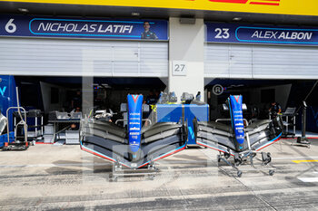 2022-07-07 - Williams Racing FW44, garage, box, front wing, aileron, during the Formula 1 Rolex Grosser Preis Von Osterreich 2022, 2022 Austrian Grand Prix, 11th round of the 2022 FIA Formula One World Championship from July 8 to 10, 2022 on the Red Bull Ring, in Spielberg, Austria - F1 - AUSTRIAN GRAND PRIX 2022 - FORMULA 1 - MOTORS