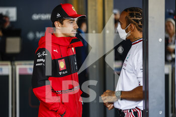 2022-07-07 - LECLERC Charles (mco), Scuderia Ferrari F1-75, portrait talking with HAMILTON Lewis (gbr), Mercedes AMG F1 Team W13, portrait during the Formula 1 Rolex Grosser Preis Von Osterreich 2022, 2022 Austrian Grand Prix, 11th round of the 2022 FIA Formula One World Championship from July 8 to 10, 2022 on the Red Bull Ring, in Spielberg, Austria - F1 - AUSTRIAN GRAND PRIX 2022 - FORMULA 1 - MOTORS