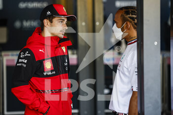 2022-07-07 - LECLERC Charles (mco), Scuderia Ferrari F1-75, portrait talking with HAMILTON Lewis (gbr), Mercedes AMG F1 Team W13, portrait during the Formula 1 Rolex Grosser Preis Von Osterreich 2022, 2022 Austrian Grand Prix, 11th round of the 2022 FIA Formula One World Championship from July 8 to 10, 2022 on the Red Bull Ring, in Spielberg, Austria - F1 - AUSTRIAN GRAND PRIX 2022 - FORMULA 1 - MOTORS
