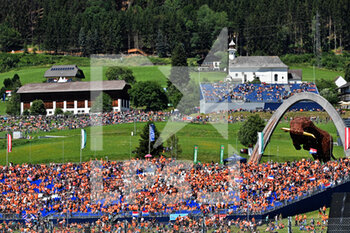 2022-07-07 - spectators, fans, VERSTAPPEN Max (ned), Red Bull Racing RB18, orange army, grandstands, gradins, during the Formula 1 Rolex Grosser Preis Von Osterreich 2022, 2022 Austrian Grand Prix, 11th round of the 2022 FIA Formula One World Championship from July 8 to 10, 2022 on the Red Bull Ring, in Spielberg, Austria - F1 - AUSTRIAN GRAND PRIX 2022 - FORMULA 1 - MOTORS