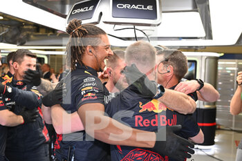2022-07-07 - Red Bull Racing Honda RB18, mechanics celebrating during the Formula 1 Rolex Grosser Preis Von Osterreich 2022, 2022 Austrian Grand Prix, 11th round of the 2022 FIA Formula One World Championship from July 8 to 10, 2022 on the Red Bull Ring, in Spielberg, Austria - F1 - AUSTRIAN GRAND PRIX 2022 - FORMULA 1 - MOTORS
