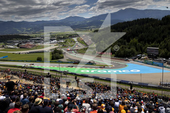 2022-07-08 - 10 GASLY Pierre (fra), Scuderia AlphaTauri AT03, 24 ZHOU Guanyu (chi), Alfa Romeo F1 Team ORLEN C42, action landscape, paysage, illustration, spectators, fans, grandstands, gradins, during the Formula 1 Rolex Grosser Preis Von Osterreich 2022, 2022 Austrian Grand Prix, 11th round of the 2022 FIA Formula One World Championship from July 8 to 10, 2022 on the Red Bull Ring, in Spielberg, Austria - F1 - AUSTRIAN GRAND PRIX 2022 - FORMULA 1 - MOTORS