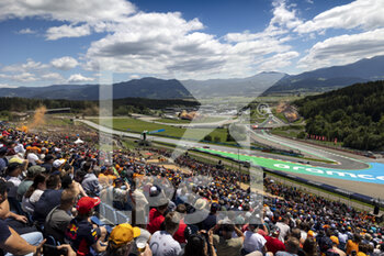 2022-07-08 - 44 HAMILTON Lewis (gbr), Mercedes AMG F1 Team W13, action landscape, paysage, illustration, spectators, fans, grandstands, gradins, during the Formula 1 Rolex Grosser Preis Von Osterreich 2022, 2022 Austrian Grand Prix, 11th round of the 2022 FIA Formula One World Championship from July 8 to 10, 2022 on the Red Bull Ring, in Spielberg, Austria - F1 - AUSTRIAN GRAND PRIX 2022 - FORMULA 1 - MOTORS