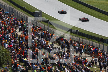 2022-07-08 - 11 PEREZ Sergio (mex), Red Bull Racing RB18, 55 SAINZ Carlos (spa), Scuderia Ferrari F1-75, action spectators, fans grandstands, gradins, during the Formula 1 Rolex Grosser Preis Von Osterreich 2022, 2022 Austrian Grand Prix, 11th round of the 2022 FIA Formula One World Championship from July 8 to 10, 2022 on the Red Bull Ring, in Spielberg, Austria - F1 - AUSTRIAN GRAND PRIX 2022 - FORMULA 1 - MOTORS