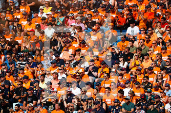 2022-07-08 - spectators, fans, grandstands, gradins, orange army VERSTAPPEN Max (ned), Red Bull Racing RB18, during the Formula 1 Rolex Grosser Preis Von Osterreich 2022, 2022 Austrian Grand Prix, 11th round of the 2022 FIA Formula One World Championship from July 8 to 10, 2022 on the Red Bull Ring, in Spielberg, Austria - F1 - AUSTRIAN GRAND PRIX 2022 - FORMULA 1 - MOTORS