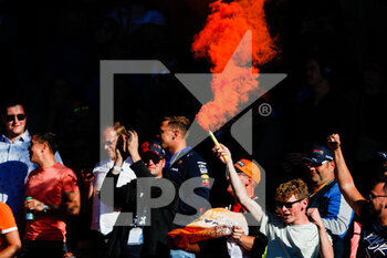 2022-07-08 - spectators, fans, orange army VERSTAPPEN Max (ned), Red Bull Racing RB18, during the Formula 1 Rolex Grosser Preis Von Osterreich 2022, 2022 Austrian Grand Prix, 11th round of the 2022 FIA Formula One World Championship from July 8 to 10, 2022 on the Red Bull Ring, in Spielberg, Austria - F1 - AUSTRIAN GRAND PRIX 2022 - FORMULA 1 - MOTORS