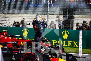 2022-07-08 - VERSTAPPEN Max (ned), Red Bull Racing RB18, portrait, celebrating his pole position during the Formula 1 Rolex Grosser Preis Von Osterreich 2022, 2022 Austrian Grand Prix, 11th round of the 2022 FIA Formula One World Championship from July 8 to 10, 2022 on the Red Bull Ring, in Spielberg, Austria - F1 - AUSTRIAN GRAND PRIX 2022 - FORMULA 1 - MOTORS