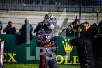 2022-07-08 - VERSTAPPEN Max (ned), Red Bull Racing RB18, portrait, celebrating his pole position during the Formula 1 Rolex Grosser Preis Von Osterreich 2022, 2022 Austrian Grand Prix, 11th round of the 2022 FIA Formula One World Championship from July 8 to 10, 2022 on the Red Bull Ring, in Spielberg, Austria - F1 - AUSTRIAN GRAND PRIX 2022 - FORMULA 1 - MOTORS