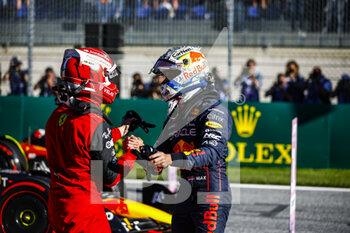 2022-07-08 - VERSTAPPEN Max (ned), Red Bull Racing RB18, portrait, celebrating his pole position with LECLERC Charles (mco), Scuderia Ferrari F1-75 during the Formula 1 Rolex Grosser Preis Von Osterreich 2022, 2022 Austrian Grand Prix, 11th round of the 2022 FIA Formula One World Championship from July 8 to 10, 2022 on the Red Bull Ring, in Spielberg, Austria - F1 - AUSTRIAN GRAND PRIX 2022 - FORMULA 1 - MOTORS