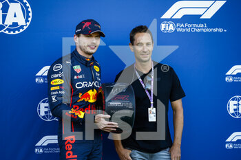 2022-07-08 - VERSTAPPEN Max (ned), Red Bull Racing RB18, portrait, celebrating his pole position with LAUDA Mathia during the Formula 1 Rolex Grosser Preis Von Osterreich 2022, 2022 Austrian Grand Prix, 11th round of the 2022 FIA Formula One World Championship from July 8 to 10, 2022 on the Red Bull Ring, in Spielberg, Austria - F1 - AUSTRIAN GRAND PRIX 2022 - FORMULA 1 - MOTORS