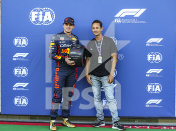 2022-07-08 - VERSTAPPEN Max (ned), Red Bull Racing RB18, portrait, celebrating his pole position with LAUDA Mathias during the Formula 1 Rolex Grosser Preis Von Osterreich 2022, 2022 Austrian Grand Prix, 11th round of the 2022 FIA Formula One World Championship from July 8 to 10, 2022 on the Red Bull Ring, in Spielberg, Austria - F1 - AUSTRIAN GRAND PRIX 2022 - FORMULA 1 - MOTORS
