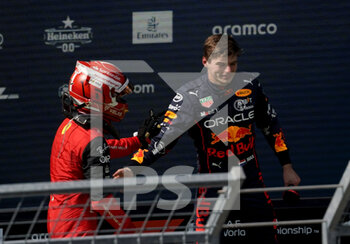 2022-07-10 - 
Max Verstappen (NEL), Oracle Red Bull Racing gratuliert Charles Leclerc (MCO), Scuderia Ferrari zum Sieg. - 2022 AUSTRIAN GRAND PRIX - RACE - FORMULA 1 - MOTORS