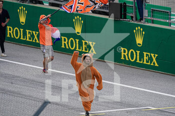 2022-07-10 - Supporter running on main straight with a singular vest/costume (Lion) - 2022 AUSTRIAN GRAND PRIX - RACE - FORMULA 1 - MOTORS