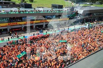 2022-07-10 - Crowd of supporters under the Podium of the F1 Austrian GP 2022 -  Charles Leclerc (MON) Ferrari F1-75;  Max Verstappen (NED) Redbull Racing RB18:  Lewis Hamilton (GBR) Mercedes W13 E Performance - 2022 AUSTRIAN GRAND PRIX - RACE - FORMULA 1 - MOTORS