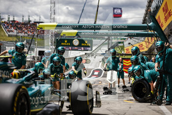 2022-07-09 - 05 VETTEL Sebastian (ger), Aston Martin F1 Team AMR22, action pitstop mechanic, mecanicien during the Formula 1 Rolex Grosser Preis Von Osterreich 2022, 2022 Austrian Grand Prix, 11th round of the 2022 FIA Formula One World Championship from July 8 to 10, 2022 on the Red Bull Ring, in Spielberg, Austria - F1 - AUSTRIAN GRAND PRIX 2022 - FORMULA 1 - MOTORS