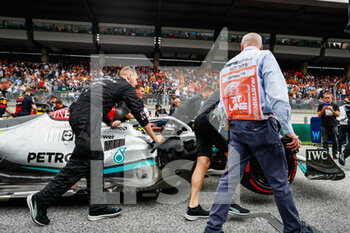2022-07-09 - 44 HAMILTON Lewis (gbr), Mercedes AMG F1 Team W13, starting grid, grille de depart, scrutineer, marshall, commissaire de piste, during the Formula 1 Rolex Grosser Preis Von Osterreich 2022, 2022 Austrian Grand Prix, 11th round of the 2022 FIA Formula One World Championship from July 8 to 10, 2022 on the Red Bull Ring, in Spielberg, Austria - F1 - AUSTRIAN GRAND PRIX 2022 - FORMULA 1 - MOTORS