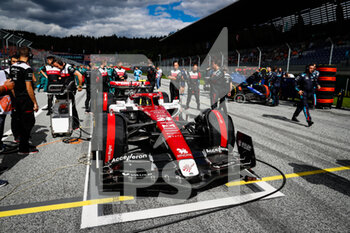 2022-07-09 - starting grid, grille de depart, 24 ZHOU Guanyu (chi), Alfa Romeo F1 Team ORLEN C42, during the Formula 1 Rolex Grosser Preis Von Osterreich 2022, 2022 Austrian Grand Prix, 11th round of the 2022 FIA Formula One World Championship from July 8 to 10, 2022 on the Red Bull Ring, in Spielberg, Austria - F1 - AUSTRIAN GRAND PRIX 2022 - FORMULA 1 - MOTORS