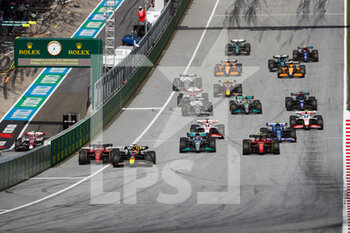 2022-07-09 - start of the race, depart, 01 VERSTAPPEN Max (nld), Red Bull Racing RB18, 16 LECLERC Charles (mco), Scuderia Ferrari F1-75, 55 SAINZ Carlos (spa), Scuderia Ferrari F1-75, 63 RUSSELL George (gbr), Mercedes AMG F1 Team W13, action during the Formula 1 Rolex Grosser Preis Von Osterreich 2022, 2022 Austrian Grand Prix, 11th round of the 2022 FIA Formula One World Championship from July 8 to 10, 2022 on the Red Bull Ring, in Spielberg, Austria - F1 - AUSTRIAN GRAND PRIX 2022 - FORMULA 1 - MOTORS