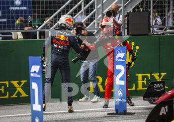 2022-07-09 - VERSTAPPEN Max (ned), Red Bull Racing RB18, portrait, winner Sprint race, congratulated by LECLERC Charles (mco), Scuderia Ferrari F1-75 during the Formula 1 Rolex Grosser Preis Von Osterreich 2022, 2022 Austrian Grand Prix, 11th round of the 2022 FIA Formula One World Championship from July 8 to 10, 2022 on the Red Bull Ring, in Spielberg, Austria - F1 - AUSTRIAN GRAND PRIX 2022 - FORMULA 1 - MOTORS