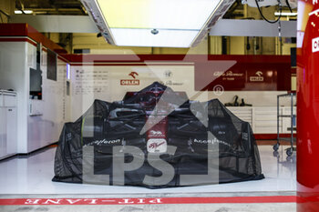 2022-07-09 - 24 ZHOU Guanyu (chi), Alfa Romeo F1 Team ORLEN C42, ambiance car cover during the Formula 1 Rolex Grosser Preis Von Osterreich 2022, 2022 Austrian Grand Prix, 11th round of the 2022 FIA Formula One World Championship from July 8 to 10, 2022 on the Red Bull Ring, in Spielberg, Austria - F1 - AUSTRIAN GRAND PRIX 2022 - FORMULA 1 - MOTORS