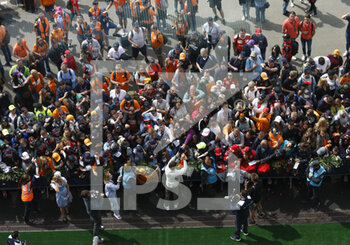 2022-07-10 - GASLY Pierre (fra), Scuderia AlphaTauri AT03, portrait spectators, fans during the Formula 1 Rolex Grosser Preis Von Osterreich 2022, 2022 Austrian Grand Prix, 11th round of the 2022 FIA Formula One World Championship from July 8 to 10, 2022 on the Red Bull Ring, in Spielberg, Austria - F1 - AUSTRIAN GRAND PRIX 2022 - RACE - FORMULA 1 - MOTORS