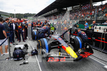 2022-07-10 - 01 VERSTAPPEN Max (nld), Red Bull Racing RB18, starting grid, grille de depart, during the Formula 1 Rolex Grosser Preis Von Osterreich 2022, 2022 Austrian Grand Prix, 11th round of the 2022 FIA Formula One World Championship from July 8 to 10, 2022 on the Red Bull Ring, in Spielberg, Austria - F1 - AUSTRIAN GRAND PRIX 2022 - RACE - FORMULA 1 - MOTORS