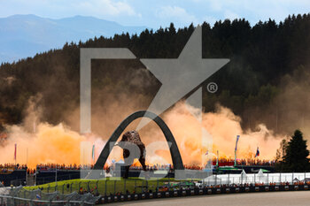 2022-07-10 - orange army illustration, smoke during the Formula 1 Rolex Grosser Preis Von Osterreich 2022, 2022 Austrian Grand Prix, 11th round of the 2022 FIA Formula One World Championship from July 8 to 10, 2022 on the Red Bull Ring, in Spielberg, Austria - F1 - AUSTRIAN GRAND PRIX 2022 - RACE - FORMULA 1 - MOTORS