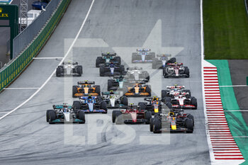 2022-07-10 - Start of the race, 01 VERSTAPPEN Max (nld), Red Bull Racing RB18, 16 LECLERC Charles (mco), Scuderia Ferrari F1-75, action during the Formula 1 Rolex Grosser Preis Von Osterreich 2022, 2022 Austrian Grand Prix, 11th round of the 2022 FIA Formula One World Championship from July 8 to 10, 2022 on the Red Bull Ring, in Spielberg, Austria - F1 - AUSTRIAN GRAND PRIX 2022 - RACE - FORMULA 1 - MOTORS