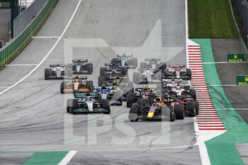 2022-07-10 - start of the race, depart, 01 VERSTAPPEN Max (nld), Red Bull Racing RB18, action 16 LECLERC Charles (mco), Scuderia Ferrari F1-75, action 55 SAINZ Carlos (spa), Scuderia Ferrari F1-75, action 44 HAMILTON Lewis (gbr), Mercedes AMG F1 Team W13, action during the Formula 1 Rolex Grosser Preis Von Osterreich 2022, 2022 Austrian Grand Prix, 11th round of the 2022 FIA Formula One World Championship from July 8 to 10, 2022 on the Red Bull Ring, in Spielberg, Austria - F1 - AUSTRIAN GRAND PRIX 2022 - RACE - FORMULA 1 - MOTORS