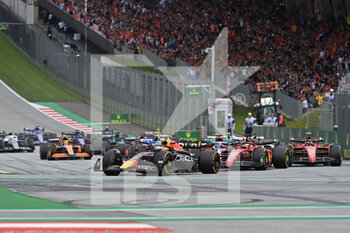 2022-07-10 - start of the race, depart, 01 VERSTAPPEN Max (nld), Red Bull Racing RB18, 16 LECLERC Charles (mco), Scuderia Ferrari F1-75, action during the Formula 1 Rolex Grosser Preis Von Osterreich 2022, 2022 Austrian Grand Prix, 11th round of the 2022 FIA Formula One World Championship from July 8 to 10, 2022 on the Red Bull Ring, in Spielberg, Austria - F1 - AUSTRIAN GRAND PRIX 2022 - RACE - FORMULA 1 - MOTORS