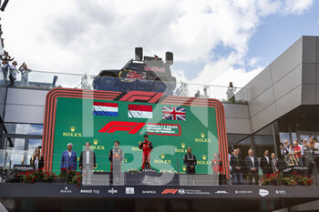 2022-07-10 - LECLERC Charles (mco), Scuderia Ferrari F1-75, portrait VERSTAPPEN Max (ned), Red Bull Racing RB18, portrait HAMILTON Lewis (gbr), Mercedes AMG F1 Team W13, portrait podium celebration during the Formula 1 Rolex Grosser Preis Von Osterreich 2022, 2022 Austrian Grand Prix, 11th round of the 2022 FIA Formula One World Championship from July 8 to 10, 2022 on the Red Bull Ring, in Spielberg, Austria - F1 - AUSTRIAN GRAND PRIX 2022 - RACE - FORMULA 1 - MOTORS