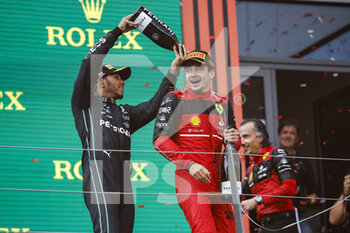 2022-07-10 - LECLERC Charles (mco), Scuderia Ferrari F1-75, portrait celebration victory podium HAMILTON Lewis (gbr), Mercedes AMG F1 Team W13, portrait during the Formula 1 Rolex Grosser Preis Von Osterreich 2022, 2022 Austrian Grand Prix, 11th round of the 2022 FIA Formula One World Championship from July 8 to 10, 2022 on the Red Bull Ring, in Spielberg, Austria - F1 - AUSTRIAN GRAND PRIX 2022 - RACE - FORMULA 1 - MOTORS