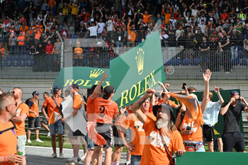 2022-07-10 - spectators, fans, orange army during the Formula 1 Rolex Grosser Preis Von Osterreich 2022, 2022 Austrian Grand Prix, 11th round of the 2022 FIA Formula One World Championship from July 8 to 10, 2022 on the Red Bull Ring, in Spielberg, Austria - F1 - AUSTRIAN GRAND PRIX 2022 - RACE - FORMULA 1 - MOTORS