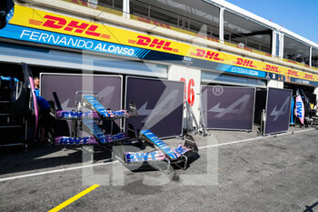 2022-07-20 - Alpine F1 Team, ambiance installation pitlane, during the Formula 1 Lenovo Grand Prix de France, French Grand Prix 2022, 12th round of the 2022 FIA Formula One World Championship from July 22 to 24, 2022 on the Circuit Paul Ricard, in Le Castellet, France - F1 - FRENCH GRAND PRIX 2022 - FORMULA 1 - MOTORS
