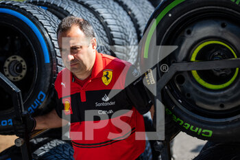 2022-07-21 - mechanic, mecanicien tyre, pneu, during the Formula 1 Lenovo Grand Prix de France, French Grand Prix 2022, 12th round of the 2022 FIA Formula One World Championship from July 22 to 24, 2022 on the Circuit Paul Ricard, in Le Castellet, France - F1 - FRENCH GRAND PRIX 2022 - FORMULA 1 - MOTORS