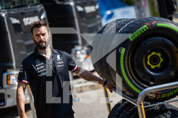 2022-07-21 - mechanic, mecanicien tyre, pneu, during the Formula 1 Lenovo Grand Prix de France, French Grand Prix 2022, 12th round of the 2022 FIA Formula One World Championship from July 22 to 24, 2022 on the Circuit Paul Ricard, in Le Castellet, France - F1 - FRENCH GRAND PRIX 2022 - FORMULA 1 - MOTORS