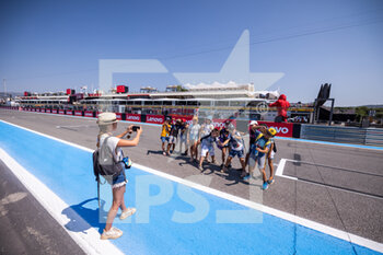 2022-07-21 - Kids during the Formula 1 Lenovo Grand Prix de France, French Grand Prix 2022, 12th round of the 2022 FIA Formula One World Championship from July 22 to 24, 2022 on the Circuit Paul Ricard, in Le Castellet, France - F1 - FRENCH GRAND PRIX 2022 - FORMULA 1 - MOTORS