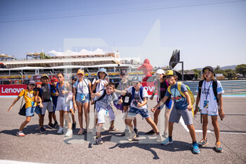 2022-07-21 - Kids during the Formula 1 Lenovo Grand Prix de France, French Grand Prix 2022, 12th round of the 2022 FIA Formula One World Championship from July 22 to 24, 2022 on the Circuit Paul Ricard, in Le Castellet, France - F1 - FRENCH GRAND PRIX 2022 - FORMULA 1 - MOTORS