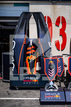2022-07-21 - Red Bull Racing Honda RB18, mechanical detail pitlane garage, box, during the Formula 1 Lenovo Grand Prix de France, French Grand Prix 2022, 12th round of the 2022 FIA Formula One World Championship from July 22 to 24, 2022 on the Circuit Paul Ricard, in Le Castellet, France - F1 - FRENCH GRAND PRIX 2022 - FORMULA 1 - MOTORS