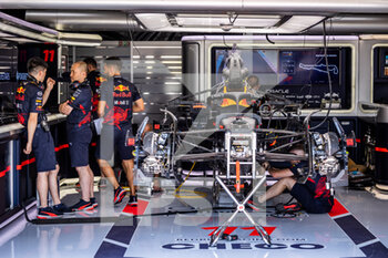 2022-07-21 - Red Bull Racing Honda RB18, mechanical detail pitlane garage, box, during the Formula 1 Lenovo Grand Prix de France, French Grand Prix 2022, 12th round of the 2022 FIA Formula One World Championship from July 22 to 24, 2022 on the Circuit Paul Ricard, in Le Castellet, France - F1 - FRENCH GRAND PRIX 2022 - FORMULA 1 - MOTORS