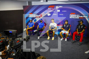 2022-07-21 - ALONSO Fernando (spa), Alpine F1 Team, SCHUMACHER Mick (ger), Haas F1 Team, GASLY Pierre (fra), Scuderia AlphaTauri, PEREZ Sergio (mex), Red Bull Racing and HAMILTON Lewis (gbr), Mercedes AMG F1 Team, portrait during the press conference prior to the Formula 1 Lenovo Grand Prix de France, French Grand Prix 2022, 12th round of the 2022 FIA Formula One World Championship from July 22 to 24, 2022 on the Circuit Paul Ricard, in Le Castellet, France - F1 - FRENCH GRAND PRIX 2022 - FORMULA 1 - MOTORS