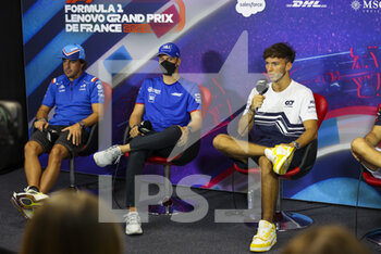 2022-07-21 - ALONSO Fernando (spa), Alpine F1 Team, SCHUMACHER Mick (ger), Haas F1 Team and GASLY Pierre (fra), Scuderia AlphaTauri, portrait during the press conference prior to the Formula 1 Lenovo Grand Prix de France, French Grand Prix 2022, 12th round of the 2022 FIA Formula One World Championship from July 22 to 24, 2022 on the Circuit Paul Ricard, in Le Castellet, France - F1 - FRENCH GRAND PRIX 2022 - FORMULA 1 - MOTORS
