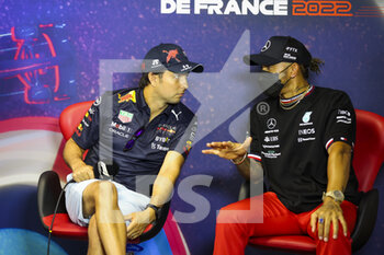 2022-07-21 - PEREZ Sergio (mex), Red Bull Racing, portrait with HAMILTON Lewis (gbr), Mercedes AMG F1 Team during the press conference prior to the Formula 1 Lenovo Grand Prix de France, French Grand Prix 2022, 12th round of the 2022 FIA Formula One World Championship from July 22 to 24, 2022 on the Circuit Paul Ricard, in Le Castellet, France - F1 - FRENCH GRAND PRIX 2022 - FORMULA 1 - MOTORS