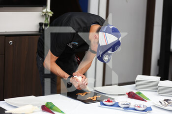 2022-07-21 - OCON Esteban (fra), Alpine F1 Team A522, portrait cooking with the chef Julien Dugourd during the Formula 1 Lenovo Grand Prix de France, French Grand Prix 2022, 12th round of the 2022 FIA Formula One World Championship from July 22 to 24, 2022 on the Circuit Paul Ricard, in Le Castellet, France - F1 - FRENCH GRAND PRIX 2022 - FORMULA 1 - MOTORS